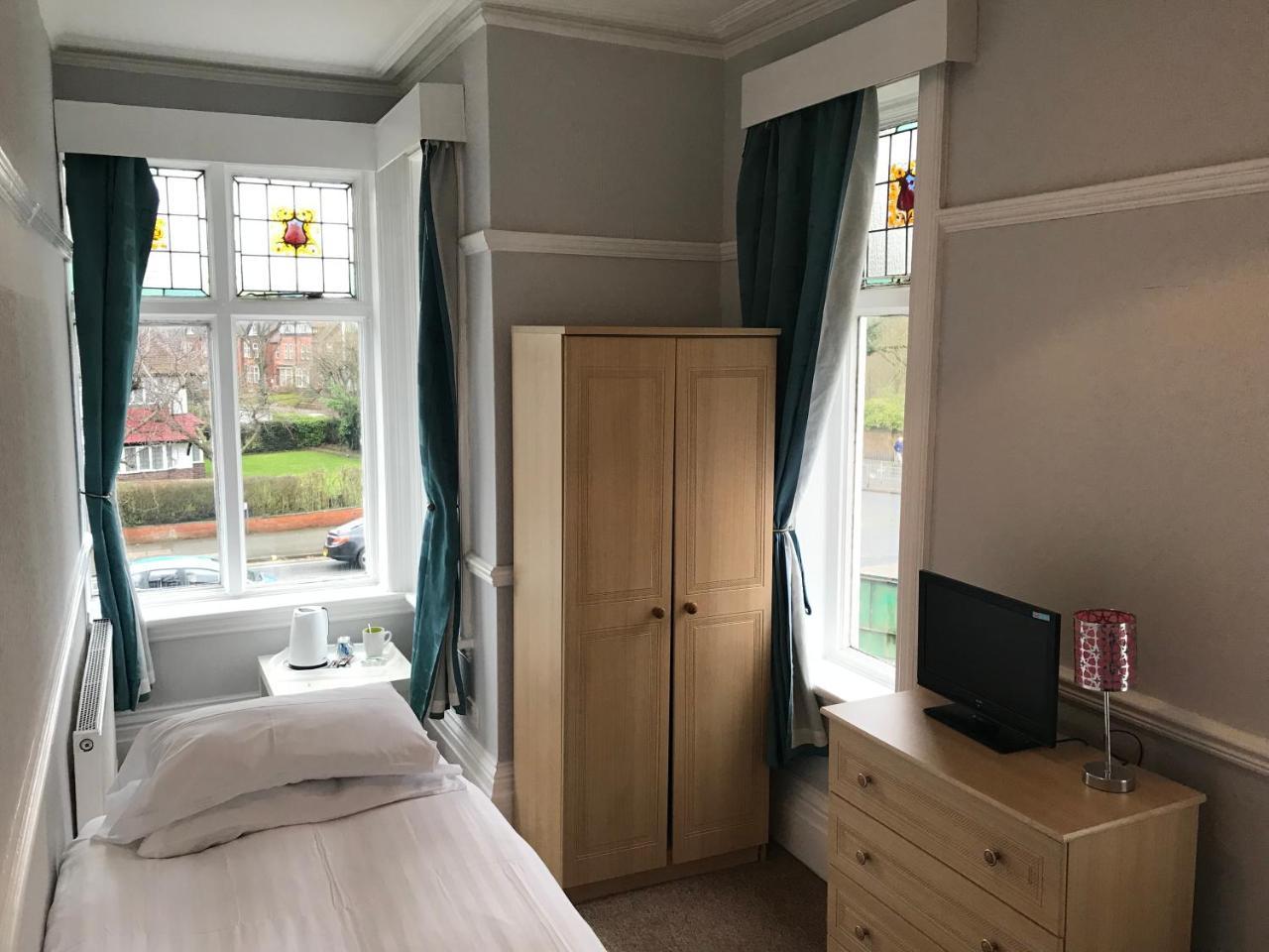 Queen Victoria Hotel Wolverhampton Bagian luar foto